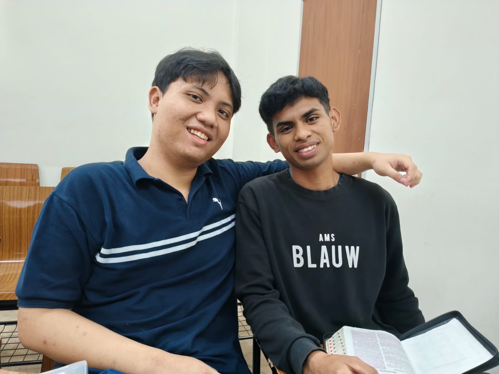Makan gorengan bersama teman