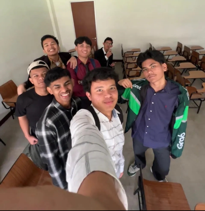 Bermain futsal bersama teman